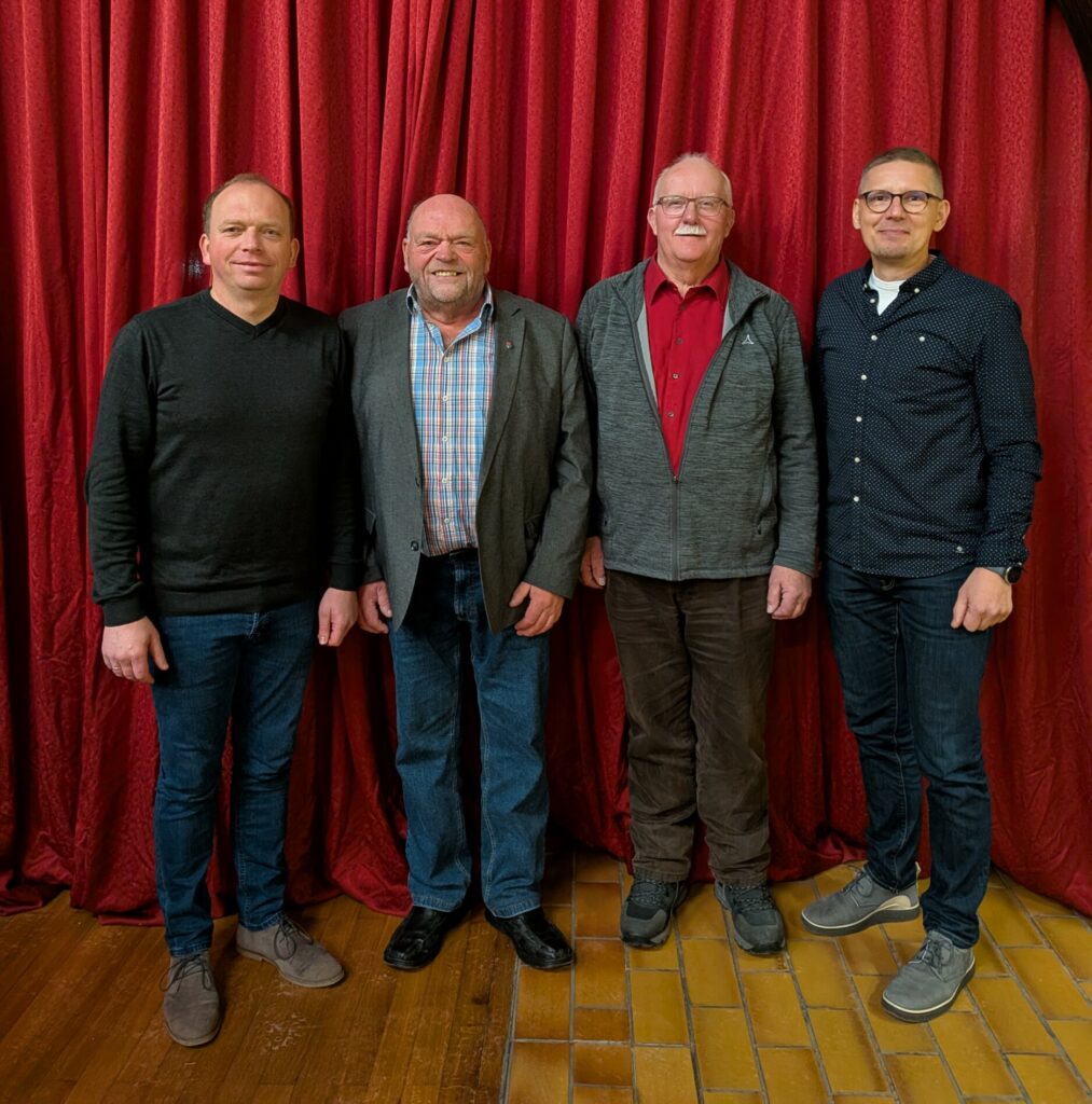 Auf dem Bild zu sehen sind: v.l. Tobias Backhaus (1. Vorsitzender), Rainer Backhaus (Ortsvorsteher), Helmut Kaßmann (Ehrenmitglied) und Dirk Emmerich (Oberst)